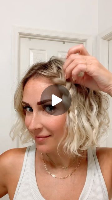 Coco & Wils - Shay Totolo on Instagram: "I was TODAY years old when I learned this band-less braid trick. Seriously, how have I been braiding my hair, my dolls hair, my Barbies hair for 30+ years and I’m JUST learning this?! 🤦🏼‍♀️ I feel so robbed. 

Braid your has as usual but don’t separate each individual piece at the bottom of the braid each time you loop one section over the other. Just let it get kinda clumped up at the bottom (does that make sense?). Then open up the bottom of the braid with your fingers and bring it through and back over. That’s it! Now you can pull the pieces fatter and boom, no sticky rubber band to try to hide or pull out at the end of the day! 

#curlybob #curlygirl #bandlessbraid #shorthairdontcare #diyhairstyle #shorthairtutorial @short_hair_ideas @shorthai I Was Today Years Old, Today Years Old, Dolls Hair, Barbie Hair, Short Hair Tutorial, Doll Hair, Curly Girl, Rubber Band, Bring It