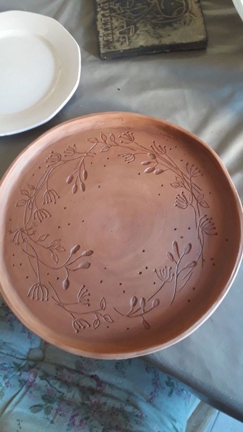 Slip Trailing Pottery Plates, Carved Plate Ceramic, Carved Designs On Pottery, Incised Ceramics, Ceramic Surface Design, Beginner Pottery Hand Building, Sgraffito Plate, Pottery For Beginners, Beginner Pottery