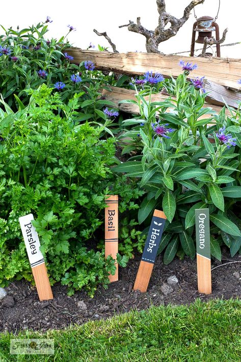 Cedar strip garden labels with stencils by Funky Junk Interiors Strip Garden, Zen Yard, Diy Outdoor Candles, Parsley Plant, Garden Labels, Funky Junk Interiors, Plant Labels, Diy Lanterns, Plant Ideas