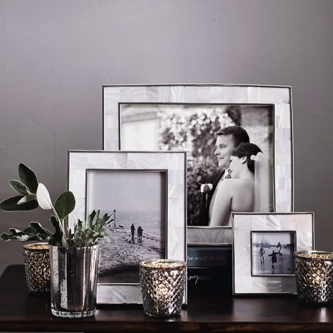 Pearl Photo Frame, Frame Styling, Frame Arrangements, Displaying Family Pictures, Home Shelves Ideas, Photo Frame Style, Frame Arrangement, Picture Frame Table, Home Shelf