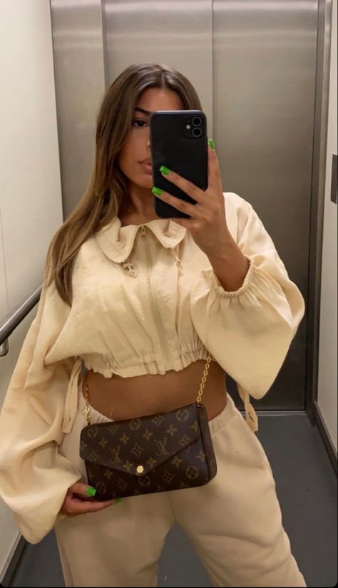 Felice Pochette Louis Vuitton Outfit, Felice Pochette Louis Vuitton, Lv Felicie Pochette Outfit, Pochette Outfit, Insta Story Inspiration, Sick Fits, Louis Vuitton Outfit, Louis Vuitton Felicie Pochette, Pochette Louis Vuitton