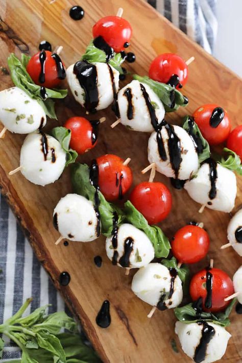 Wedding Passed Appetizers, Horderves Appetizers, Caprese Salad Skewers, Antipasto Skewers, Skewer Appetizers, Caprese Skewers, No Cook Appetizers, Wedding Appetizers, Quick Healthy Snacks