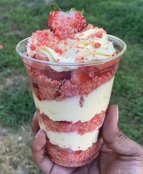 Strawberry Shortcake Cheesecake Cups, Strawberry Shortcake In A Cup, Strawberry Shortcake Crumbs, Desert Cups, Strawberry Shortcake Cheesecake, Cheesecake Cups, Mama Recipe, Baking Business, Graham Cracker Crumbs