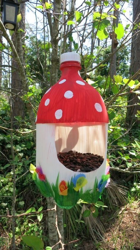 25 Fun and Practical Plastic Bottle Crafts For Home And Garden Bird Houses From Plastic Bottles, Bird Houses Diy Easy, Bird Feeders Diy Homemade, Bird Feeders Diy, Bird Feeder Craft, Homemade Bird Feeders, Plastic Bottle Flowers, Diy Bird Feeder, Diy Birds