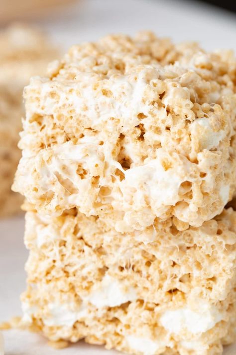 These rice krispie treats are soft and gooey and so delicious! #desserts #rice krispie treats #snacks Rice Krispie Treats Cereal, Best Rice Krispie Treats Recipe, Marshmallow Dessert Recipes, Rice Krispie Treats Recipe, Homemade Rice Krispies Treats, Kid Friendly Dessert, Meal Rotation, Retro Desserts, Krispie Treats Recipe