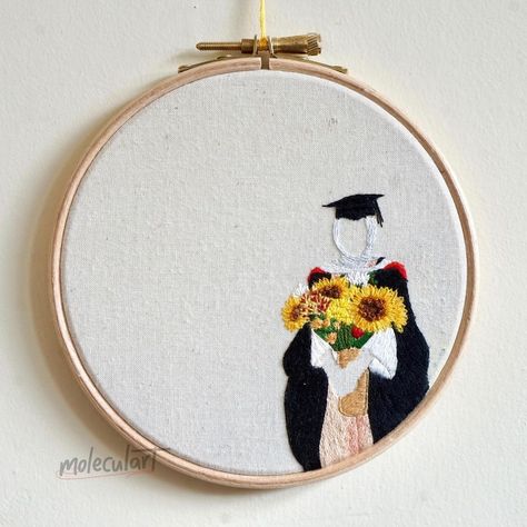 Grad Portraits, Embroidery Hoop Art Diy, Post Grad, Graduation Theme, Diy Bottle Crafts, Graduation Photo, Diy Bottle, Graduation Photos, Heart And Soul