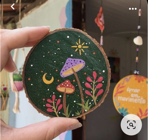 Drawing On Wood Slice, Things To Paint On Wood Slices, Painted Wood Discs, Hand Painted Wood Slices, Wood Round Painting Ideas, Painted Coaster Ideas, Wood Slice Art Paint, Popular Ornaments, Wooden Slice Painting