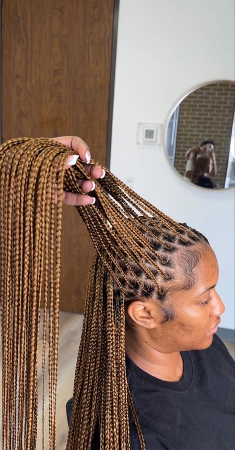 Black With A Touch Of Gold Outfit Women, Gold Braids For Black Women, Dreamy Hairstyles, Gold Braids, Braid Your Hair, Braiding Hair Colors, Cornrows Natural Hair, How To Braid, Short Box Braids Hairstyles