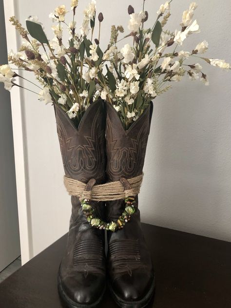 Boot Arrangements Floral, Boot Flower Arrangement, Cowboy Boot Crafts, Cowboy Hat Crafts, Dressage Boots, Orange Wedding Themes, Black Cowboy Hat, Western Crafts, Old Boots