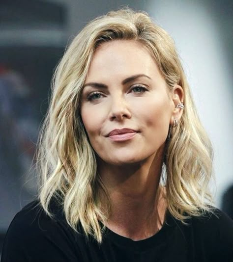 Charlize Theron Short Hair, Charlize Theron Hair, Charlize Theron Style, Mtv Movie Awards, Charlize Theron, Black Ops, Hair Dos, Us Army, Fashion Makeup