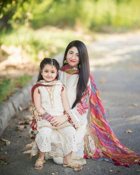 Pakistani Kids Dresses, Kurti Ideas, Cultural Clothes, Mommy Daughter Dresses, Mom Daughter Matching Dresses, Flower Girl Dresses Navy, Mom And Baby Dresses, Daughter Fashion, Mother Daughter Photoshoot