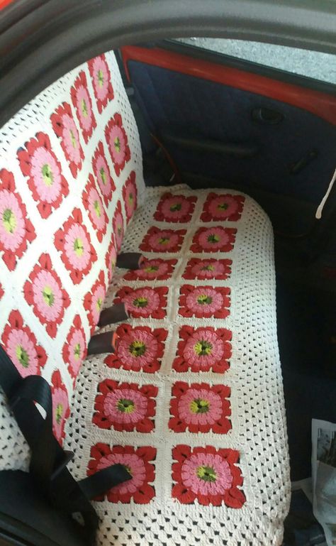 Crochet Car Seats Cover, Sewn Car Accessories, Car Decorations Interior Backseat, Cute Backseat Car Ideas, Car Backseat Aesthetic Cozy, Crochet Car Storage, Crochet Car Cover, Crochet Car Interior, Crochet Projects For Car