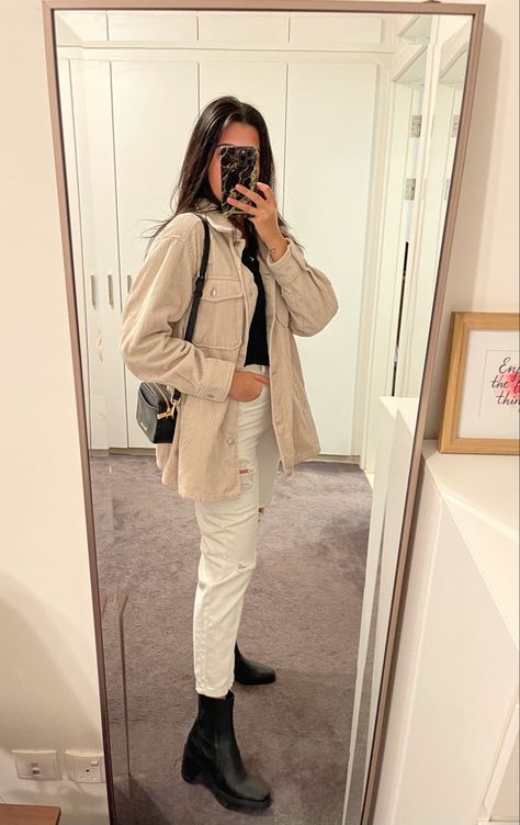 White Pantalon Outfit Winter, White Mom Jeans Outfit Fall, Beige Mom Jeans Outfit Winter, Cream Levis Jeans Outfit, Outfits To Wear With White Jeans, Cream White Jeans Outfit, Cream Coloured Jeans Outfit, Mom White Jeans Outfit, Stone Jeans Outfit