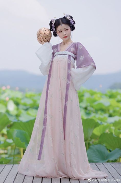 Chinese Historical Fashion, Hanfu Pattern, Tang Dynasty Clothing, Tang Dynasty Hanfu, Chinese Fancy Dress, Traditional Chinese Hanfu, Dynasty Clothing, Hanfu Hairstyles, Traditional Asian Dress