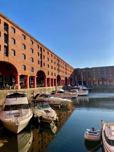 Liverpool Albert Dock, University Planning, Uk Landmarks, University Plan, Liverpool Waterfront, Summer Boating, Liverpool Photos, Liver Building, Liverpool Docks