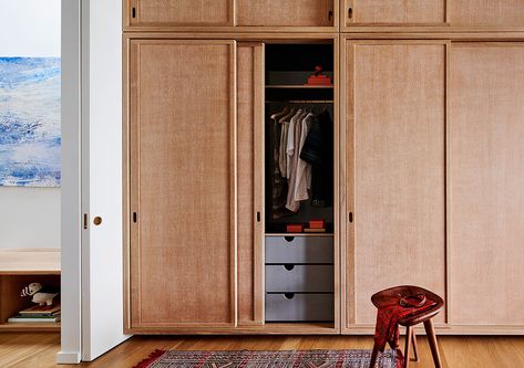 Park Slope Modern Row House / CWB Architects Mid Century Sliding Closet Doors, Mid Century Bedroom Storage, Mid Century Closet Doors, Bedroom With Built In Wardrobe, Modern Closet Doors Sliding, Mid Century Modern Closet, Mid Century Closet, Mid Century Wardrobe, Modern Closet Designs