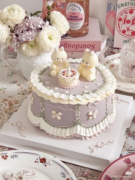 Vintage Birthday Cake, Cake Recipes Easy, Easy Cakes, Vintage Birthday Cakes, Aesthetic Cake, Buttercream Roses, Cake Aesthetic, The Wedding Cake, Elegant Birthday Cakes