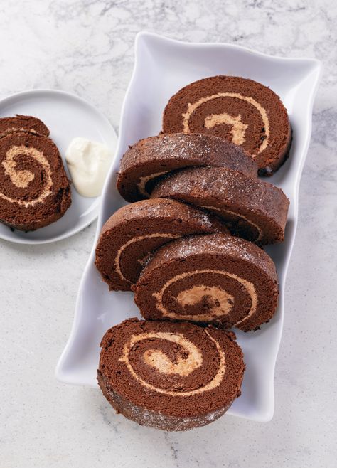 Mocha Roll Cake Recipe, Sprinkles Cookies, Rolls Baking, Chocolate Roulade, Jelly Roll Cake, Chocolate Swiss Roll, Chocolate Roll Cake, Swiss Rolls, Roll Cakes