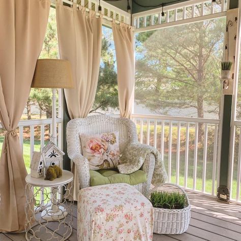 Porch Life, Porch Sitting, Estilo Shabby Chic, House Deck, Dream Cottage, Front Porch Decorating, Shabby Chic Homes, Cozy Space, Outdoor Rooms