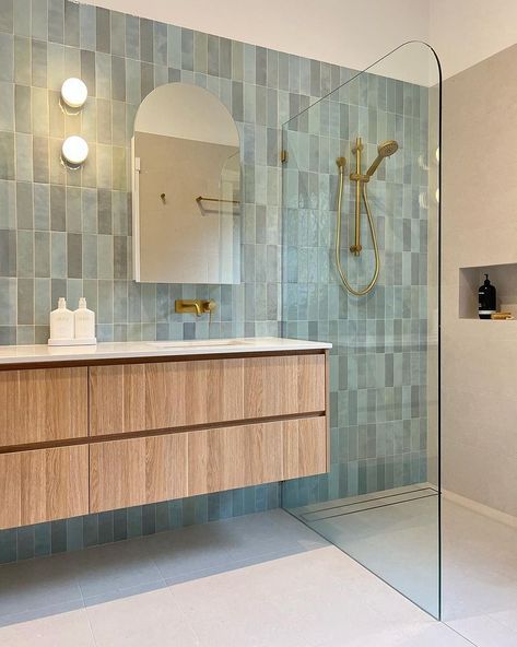 Bathroom Tiles Green Blue, Colorful Tiled Bathroom, Aqua Blue Bathroom Ideas, Aqua Bathroom Ideas, Bright Bathroom Ideas, Myaree Ceramics, Bathroom Ideas Blue, Bathroom Tile Design Ideas, Best Bathroom Paint Colors