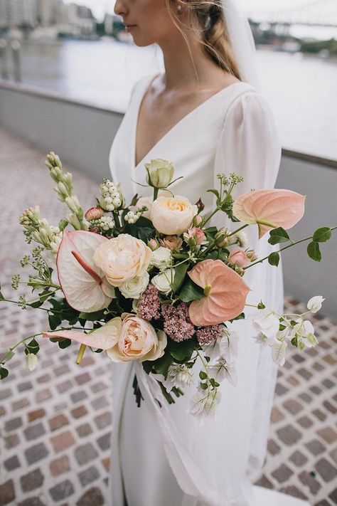 Modern Bridal Bouquets, Wedding Flower Trends, Wedding Flower Guide, Pink And White Weddings, Wedding Ceremony Ideas, Pink Rose Bouquet, Wedding Bouquets Pink, Rose Wedding Bouquet, White Bridal Bouquet