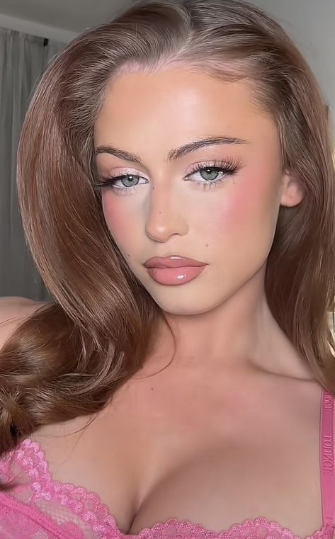 Pink Glowy Eye Makeup, Soft Barbie Makeup Look, Instagram Model Makeup, Elegant Pink Makeup, Pink Eye Makeup For Brown Eyes, Pink 90s Makeup, Sultry Valentines Day Makeup, Ballerina Makeup Aesthetic, Pink Natural Glam Makeup