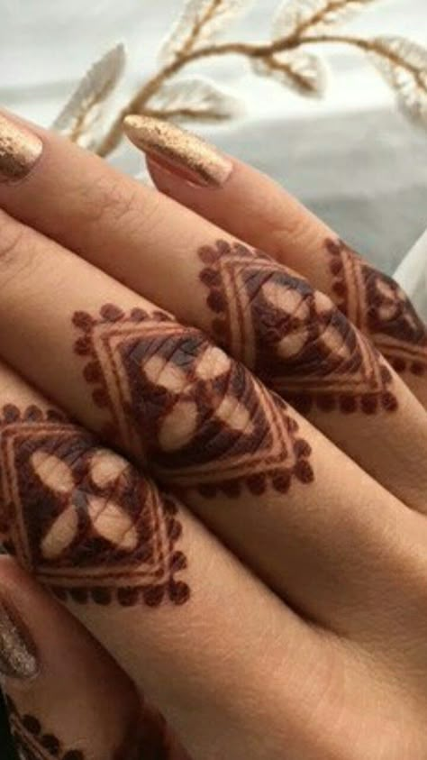 Henna Finger Designs, Henna Fingers, Henna Finger Tattoo, Cute Henna Tattoos, Henna Nails, Henna Inspired Tattoos, Finger Henna Designs, Tattoo Mandala, Bridal Mehendi Designs Hands