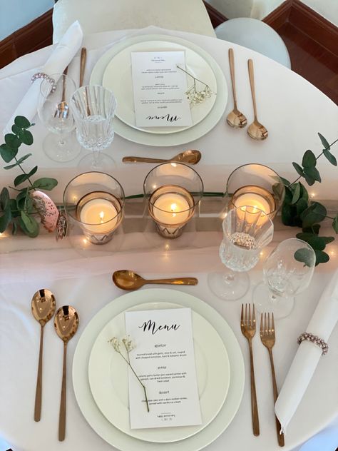 Anniversary table set up for dinner Dinner Ideas Crockpot, Anniversary Dinner Ideas, Dinner Date At Home, Small Dinner Table, Romantic Dinner Tables, Dining Table Decor Ideas, Romantic Dinner Setting, Dinner Table Set Up, Romantic Dinner Decoration