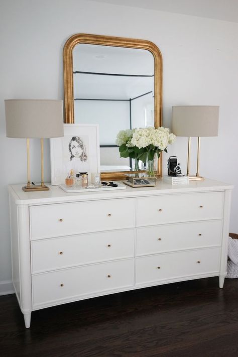 gold mirror on dresser Antique Furniture Living Room, Living Room Classic, Furnitur Ruang Keluarga, Giveaway Alert, Cute Dorm Rooms, Furniture Living Room, Dresser Decor, Bedroom Dressers, Household Furniture