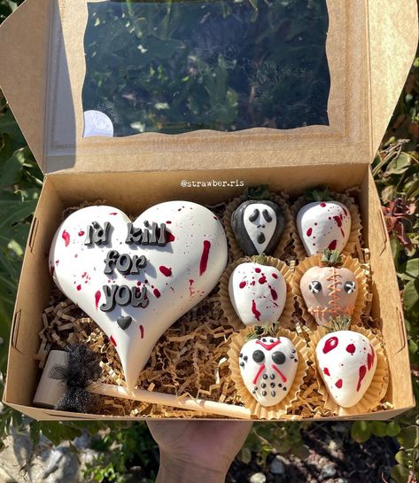 Boyfriend Treats, Spooky Strawberries For Boyfriend, Anime Breakable Heart, Fall Treat Boxes Ideas Sweets, Skull Chocolate Covered Strawberries, Halloween Chocolate Covered Strawberries For Boyfriend, Ghost Face Strawberries, Halloween Dessert Boxes, Horror Birthday Gifts