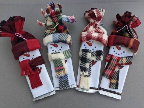 Snowman Candy Bar, Candy Bar Covers, Christmas Wrapper, Chocolate Christmas Gifts, Christmas Bazaar, Hershey Chocolate Bar, Wine Party, Bottle Decor, Treat Ideas