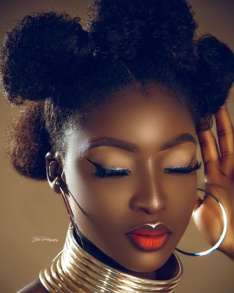 African Photoshoot, Full Face Glam, Morning Coffee Photography, African Faces, Dark Skin Models, Beautiful Photoshoot Ideas, Beauty Parlour, Makeup For Black Skin, Brown Skin Makeup