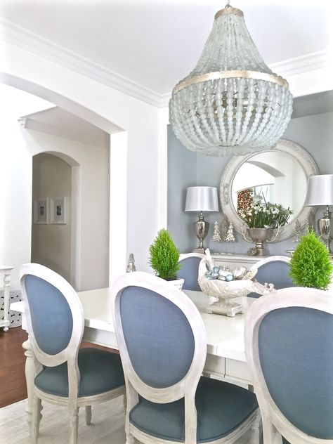 White And Blue Dining Table, Dining Room Blue And White, Blue And White Rug Dining Room, English Dining Chairs, Modern Blue Dining Room, White Chairs Dining Room, White Dining Room Table Decor, Blue And White Dinning Room Ideas, White And Blue Dining Room