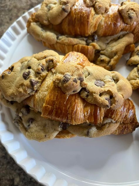 Cookies With Toppings, Cookie Dough Croissant, Chocolate Food, Trending Food, Croissant Cookie, Cookie Croissant, Sweet Snacks Recipes, Yummy Comfort Food, Delicious Snacks Recipes