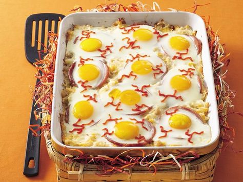 Halloween Breakfast Casserole, Boo Brunch, Spooky Brunch, Halloween Brunch, Themed Breakfast, Halloween Eggs, Christmas Finger Foods, Cream Of Potato Soup, Baked Eggs Recipe