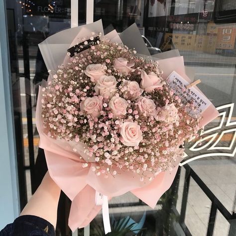 MJ on Twitter: "how to order this from your local florist: pale pink spray roses, pink wax flower, and million star baby’s breath. Arranged as a nose gay, wrapped in cellophane with a bow 🥰 you’re welcome!… https://t.co/GHk8QyNA0P" Pink Wax Flower, Pink Spray Roses, Pink Flower Bouquet, Wax Flower, Boquette Flowers, Flowers Bouquet Gift, Wax Flowers, Flower Therapy, 背景 シンプル