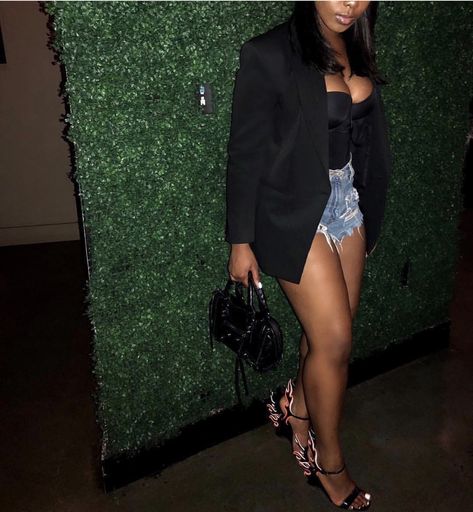 Summer Club Outfits Night Black Women, Flame Shoes, Summer Vegas Outfit, Fashionshow Runway, Jean Short Outfits, Denim Shorts Outfit, Runway Model, Vegas Outfit, Heels Outfits