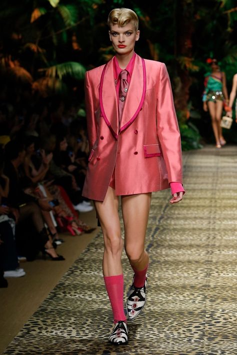 Dolce And Gabbana Fashion, Catwalk Fashion, Womenswear Fashion, Donatella Versace, Runway Dresses, Spring Outfits Women, Fashion 2018, Girly Fashion, Fashion Over 50