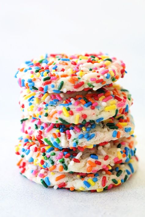 Anything made from a Funfetti Cake Mix is my favorite! My little girls loved all the sprinkles in these Funfetti Cake Batter Cookies– you could even see the sprinkles on the bottom of the cookie! Cake Batter Cookies Recipe, Christmas Snack Mix, Cake Batter Cookies, Funfetti Cookies, Funfetti Cake Mix, Fruit Pizza Recipe, Chex Mix Recipes, Funfetti Cake, Baked Chicken Breast