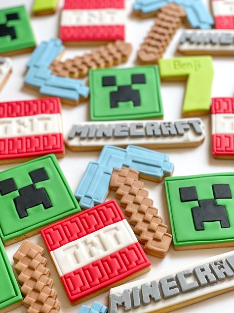 Minecraft Party Cupcakes, Creeper Birthday Party, Minecraft Birthday Treats, Minecraft Biscuits, Minecraft Dessert Ideas, Minecraft Cookies Royal Icing, Minecraft Macarons, Lego Minecraft Birthday Party, Minecraft Cookie Cake