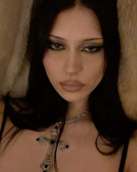 Goth Costume Ideas, Black Goth Makeup, 2000s Makeup Looks, 90s Makeup Look, Swag Makeup, Face Makeup Tips, Cute Makeup Looks, Goth Makeup, Dark Makeup