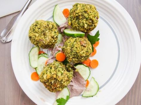 Kale Falafel, Chickpea Fritters, Baked Kale, Baked Falafel, Falafel Recipe, Vegan Entree, Kale Recipes, Fall Food, Veggie Burger