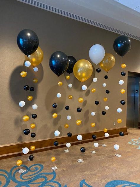 Senior Night Balloons High Schools, Centerpiece Ideas For Graduation Parties, Congratulations Party Ideas Decor, Hoco Balloon Ideas, Homecoming Balloon Arch Ideas, Graduation Decorations Backdrops, Graduation Banquet Decorations, Balloons For Party, Blue Black And Gold Graduation Party