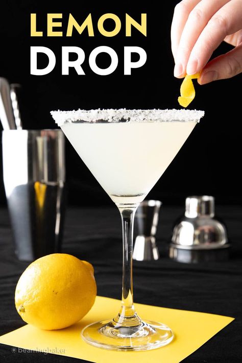 A citrusy and bright martini that’s bursting with fresh lemon flavor: the best Lemon Drop martini recipe! | Recipe at BeamingBaker.com Lemon Drop Drink, Lemon Drop Martini Recipe, Martini Recipes Easy, Lemon Drop Recipe, Lemon Drop Shots, Lemon Martini, Mango Martini, Lemon Drop Cocktail, Lemon Vodka