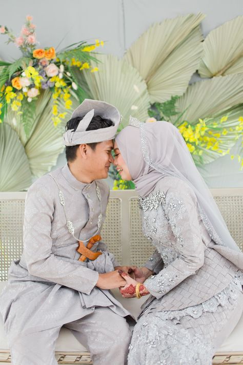 Malay Wedding Dress, Muslim Wedding Photos, Indonesian Wedding, Simple Wedding Gowns, Sheath Wedding Gown, Foto Wedding, Best Bride, Wedding Pose, Malay Wedding