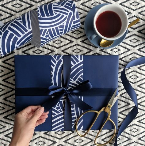 Gift Wrapping Techniques, Gift Wrapping Inspiration, Gift Wrapping Ideas, Gifts Wrapping Diy, Unique Gift Wrapping, Creative Gift Wrapping, Professional Gifts, Present Wrapping, Diy Gift Wrapping