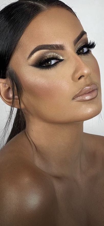 Evening Makeup Smokey Eye, Makeup Ideas For Black And Gold Dress, Full Glam Smokey Makeup, Glam Makeup For Gold Dress, Black Smokey Eye Bridal Makeup, Makeup For Black Glitter Dress, Black Smokey Eye With Gold, Makeup Ideas Black And Gold, Makeup For Black Sequin Dress