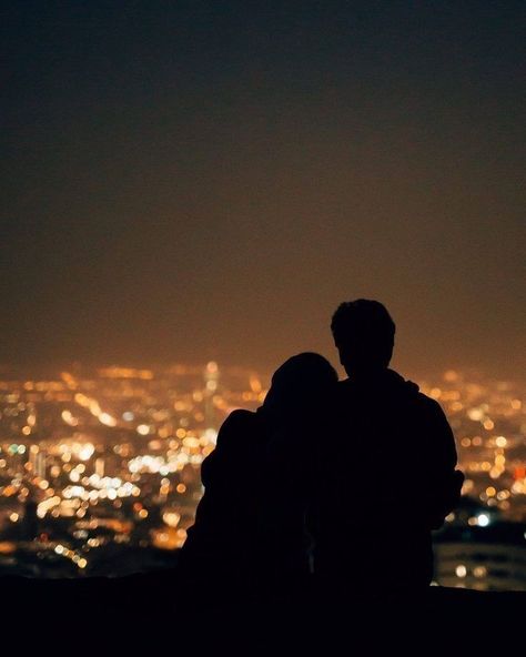 Decent Wallpapers, Qhd Wallpaper, Couple Silhouette, Romantic Couples Photography, Night Couple, Feeling Pictures, Shadow Pictures, Romantic Photos, Cool Wallpapers Cartoon