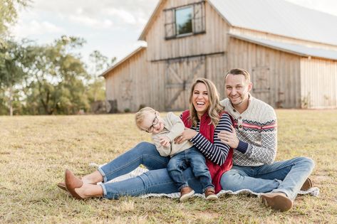 Family Photography Session| The Barn at Acorn Ridge - mollyhensley.com Christmas Barn Photo Session, Barn Photoshoot Ideas, Barn Family Pictures, Barn Family Photos, Country Family Photos, Farm Family Pictures, Outdoor Family Pictures, Country Couple Pictures, Fam Photos