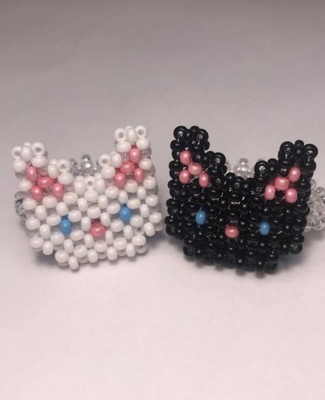 Diy Kandi Bracelets, Diy Beaded Rings, Seed Bead Crafts, Cat Bead, Bracelets Handmade Diy, Beading Jewelery, Diy Bracelets Patterns, Bead Weaving Patterns, Beaded Crafts